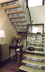 Лестницы из черного металла,  с коваными элементами