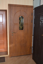 Вхідні двері із вітражем
