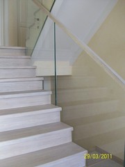 Обшить каркас лестницы.