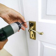 Установка дверей и замков