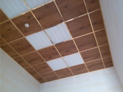 Металлические плиты для подвесного потолка под дерево.