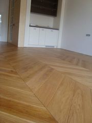 Натуральная массивная доска из дуба и ясеня обладает рядом ключевых до