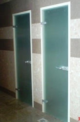 Распашные межкомнатные двери и перегородки из закалённого стекла